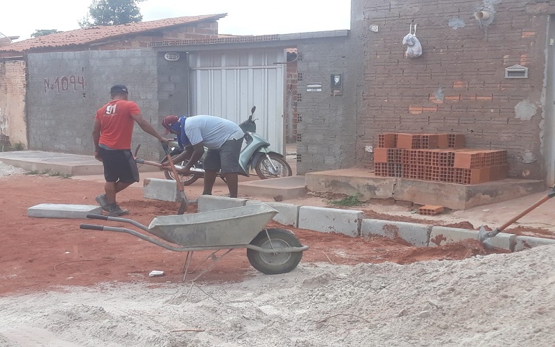Município atende moradores da Avenida Pedro Ivo com calçamento  - Imagem 2
