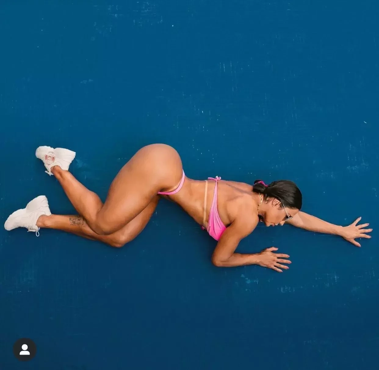 Sem calcinha, Gracyanne Barbosa choca ao abrir zíper: "Depiladinha" - imagem 32501