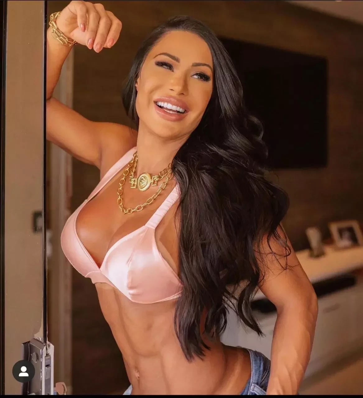 Sem calcinha, Gracyanne Barbosa choca ao abrir zíper: "Depiladinha" - imagem 32497