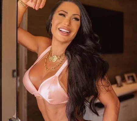 Sem calcinha, Gracyanne Barbosa choca ao abrir zíper: “Depiladinha”