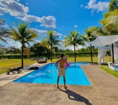 BBB21: Rodolffo tem carro de R$ 300 mil e mansão com campo de futebol