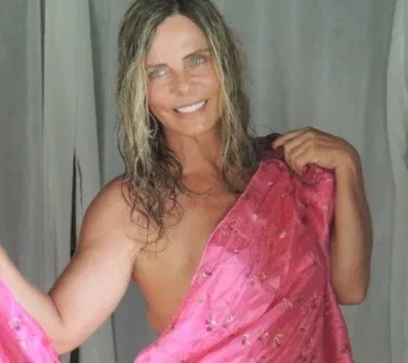 Aos 68 anos, Bruna Lombardi posta clique ousado e sobe temperatura