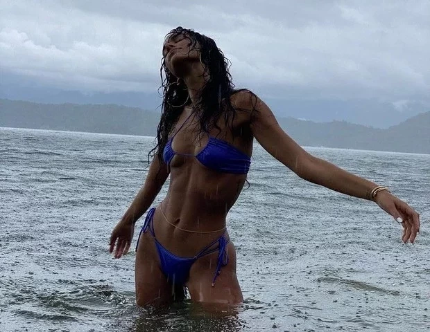 Bruna Marquezine usa biquíni fio-dental em banho de chuva e posa sexy - imagem 31279