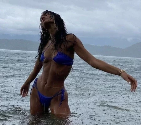 Bruna Marquezine usa biquíni fio-dental em banho de chuva e posa sexy