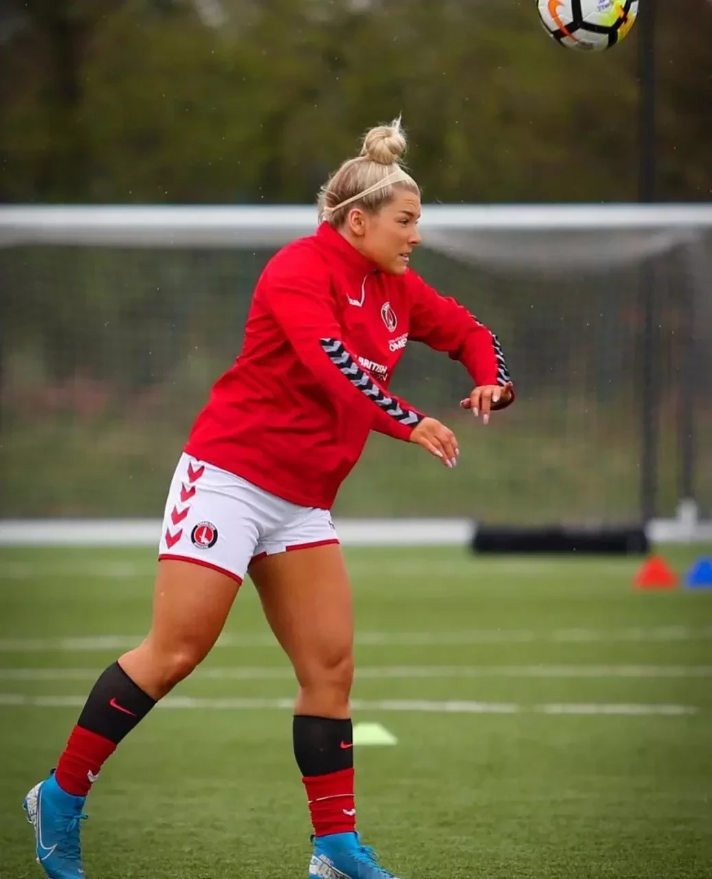 Ex-jogadora de futebol passa a vender fotos sensuais após demissão - imagem 31425