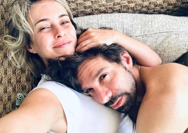 Casais de famosos que optaram por relacionamentos abertos