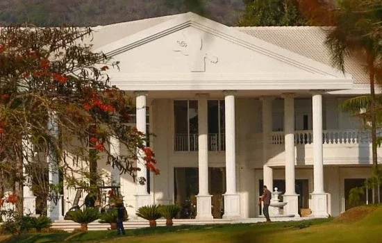 Porsche e Lamborghini na sala: saiba como é a mansão de Gusttavo Lima