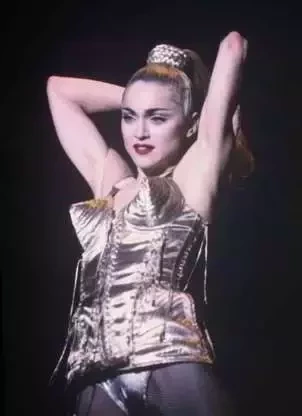 De Madonna a Axl Rose: Se impressione com 7 looks icônicos de músicos - imagem 55932