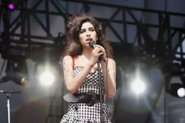 De Madonna a Axl Rose: Se impressione com 7 looks icônicos de músicos - imagem 55933