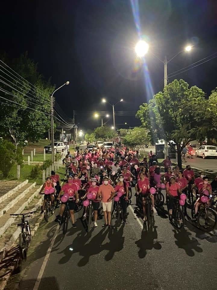 Passeio com bicicletas lembra a prevenção contra o câncer de MAMA