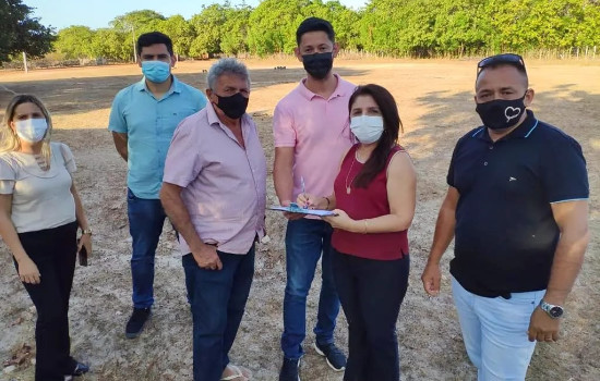 Prefeita autoriza construção e revitalização de quadras e auditório