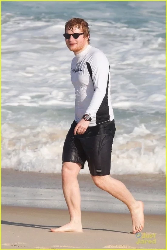 Conheça a lista dos famosos com pés grandes em relação á sua altura - imagem 56831