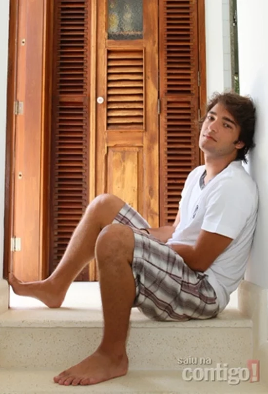 Conheça a lista dos famosos com pés grandes em relação á sua altura - imagem 56835