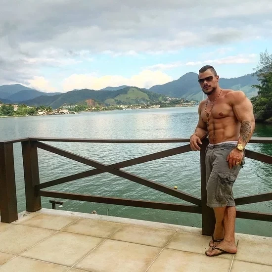 Conheça a lista dos famosos com pés grandes em relação á sua altura - imagem 56815