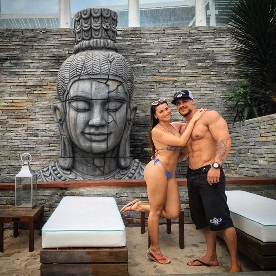 Conheça a lista dos famosos com pés grandes em relação á sua altura - imagem 56814