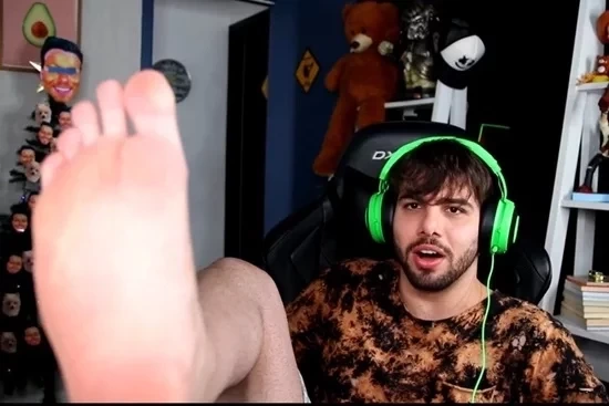 Conheça a lista dos famosos com pés grandes em relação á sua altura - imagem 56821