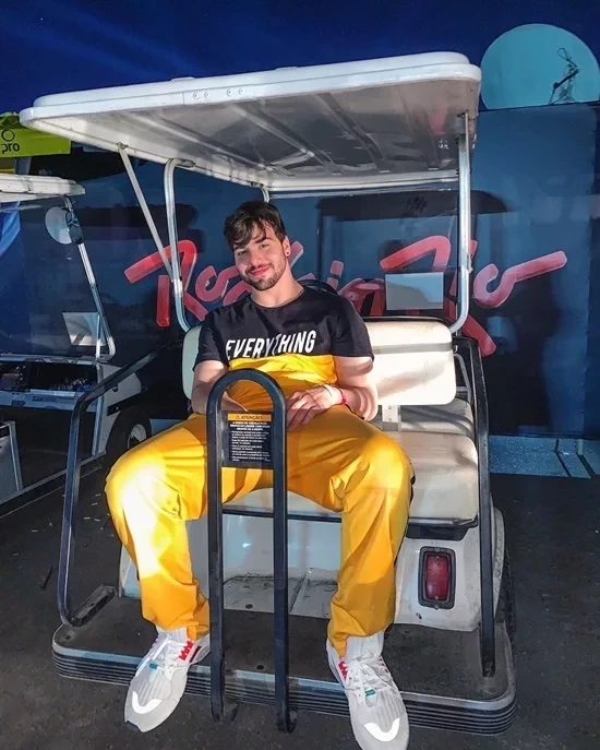 Conheça a lista dos famosos com pés grandes em relação á sua altura - imagem 56820