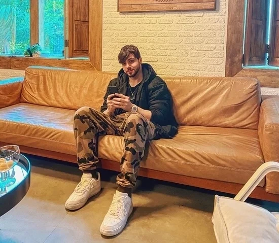 Conheça a lista dos famosos com pés grandes em relação á sua altura - imagem 56822