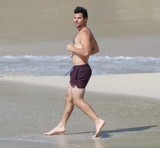 Conheça a lista dos famosos com pés grandes em relação á sua altura - imagem 56828