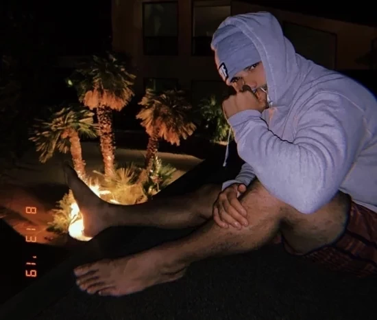 Conheça a lista dos famosos com pés grandes em relação á sua altura - imagem 56829