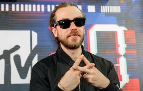 Saiba histórias trágicas de estrelas que morreram em cima do palco