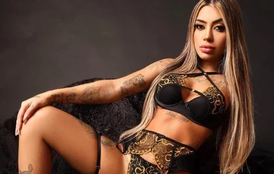 Mc Mirella ousa com lingerie cavadíssima e quebra a internet