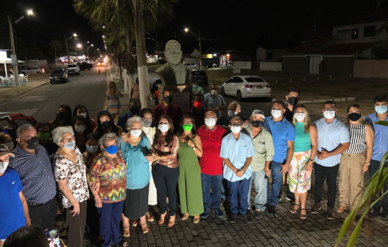  Prefeitura ergue busto em homenagem ao ex-prefeito Antônio de Pádua