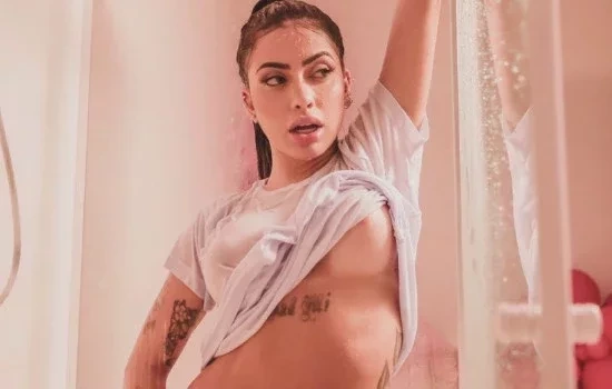 Com Dynho ameaçado de expulsão, Mirella surge nua e diz: “Não mexe comigo” 