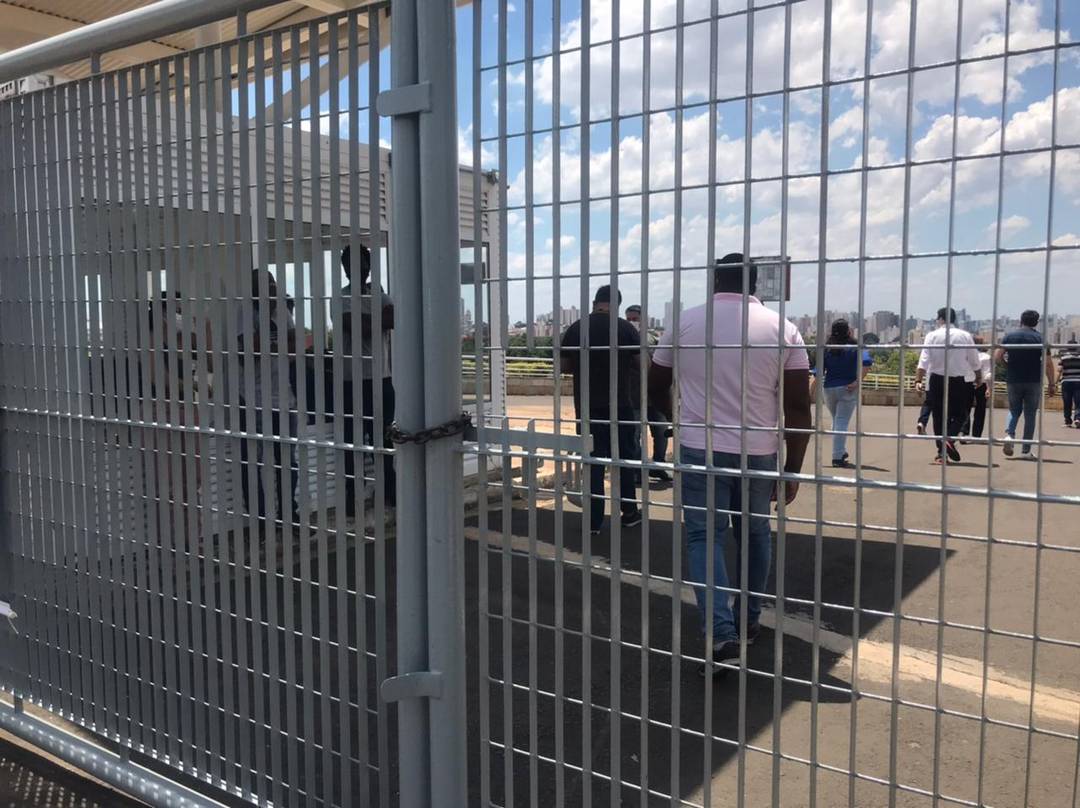 Portões são fechados em todo o Brasil (Foto: Letícia Baptista/g1)