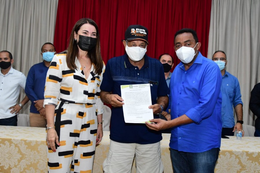 Solenidade marca a entrega de 38 certidões de regularização fundiária