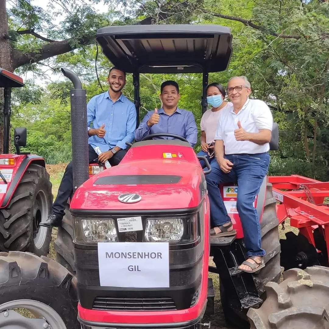Prefeitura de Monsenhor Gil recebe trator agrícola e prefeito agradece - Imagem 4