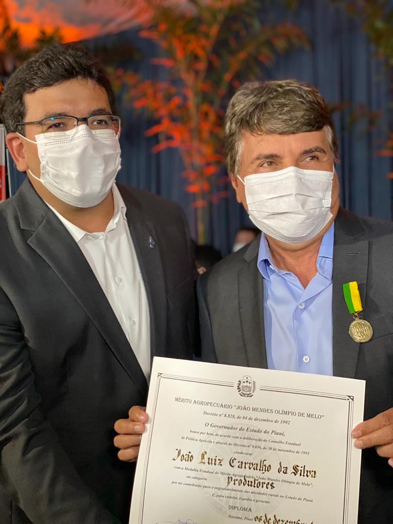 Prefeito de Monsenhor Gil, João Luiz é homenageado na Expoapi 2021