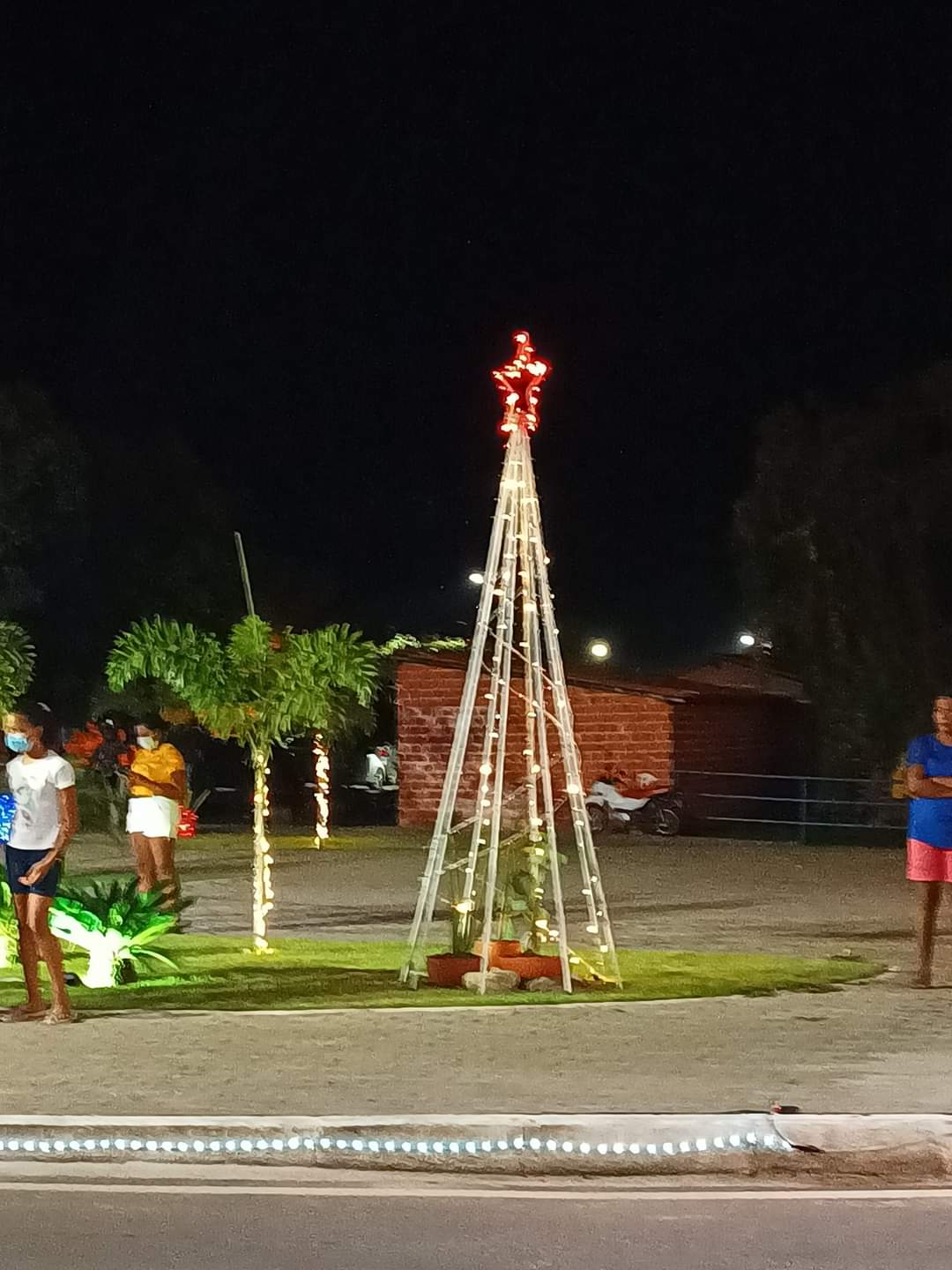 O espírito Natalino chegou em Monsenhor Gil. Prefeito entrega iluminação - Imagem 25