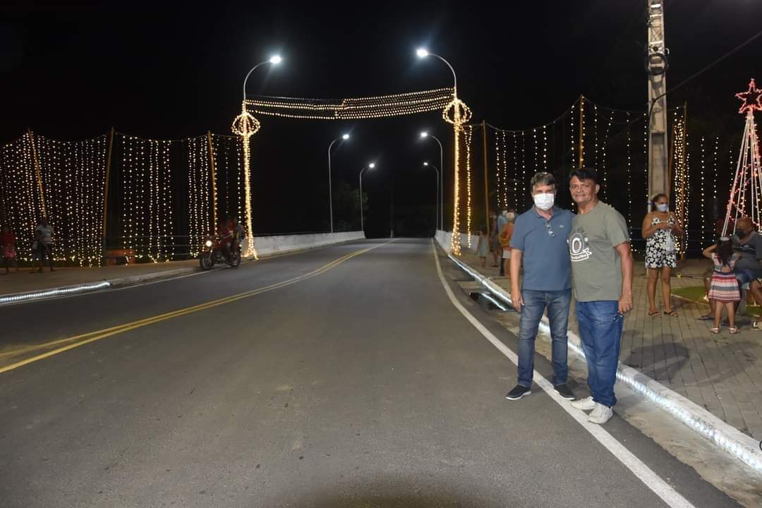 O espírito Natalino chegou em Monsenhor Gil. Prefeito entrega iluminação - Imagem 11