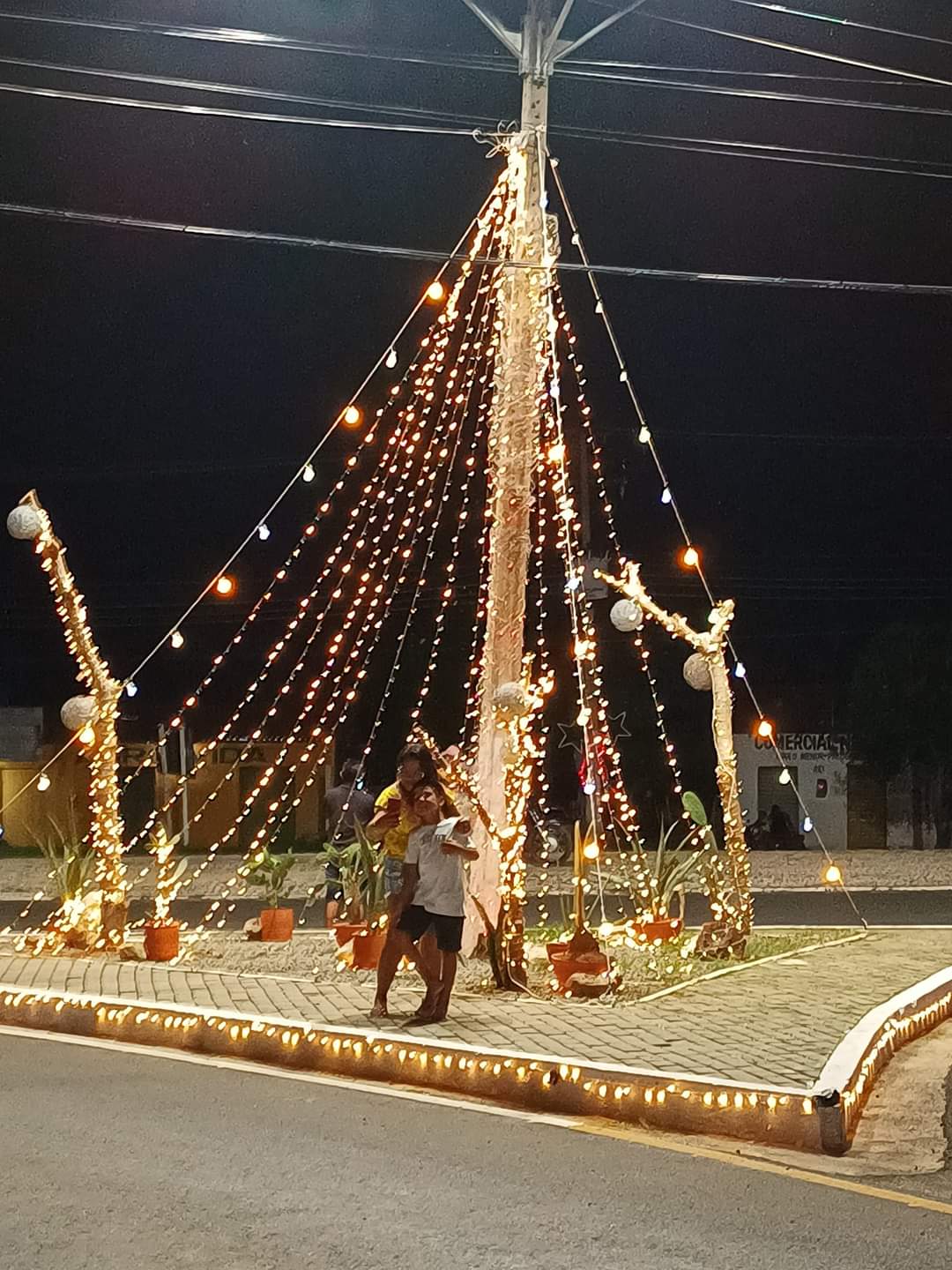 O espírito Natalino chegou em Monsenhor Gil. Prefeito entrega iluminação - Imagem 1