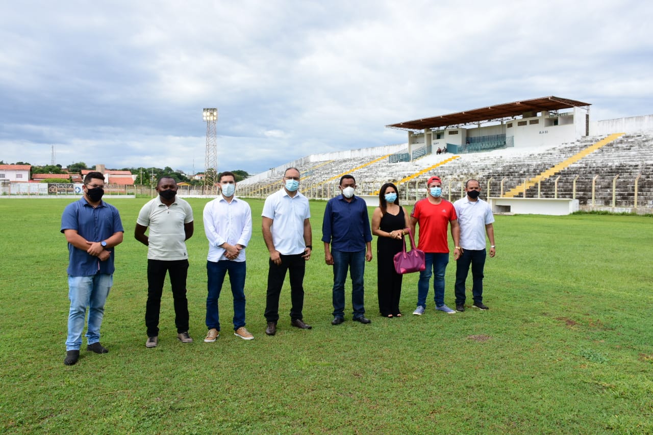 Prefeito Joel visita instalações do estádio Tiberão