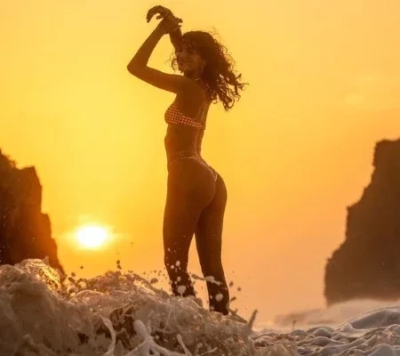 Bruna Marquezine posa sexy em Noronha após flagra com Enzo Celulari