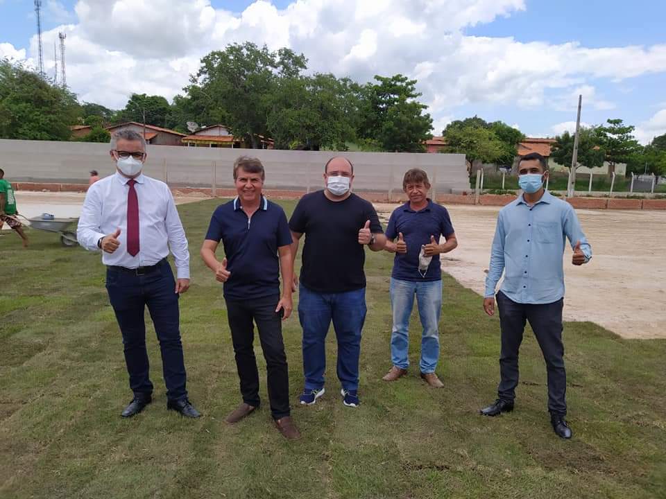 Prefeito de Monsenhor Gil, João Luiz, visita Estádio Cariocão para conferir a implantação do Gramado - Imagem 2