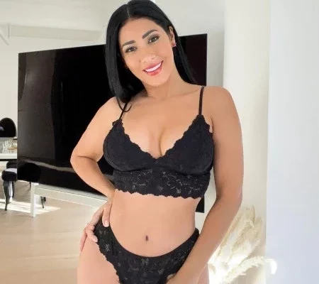 Simaria posa de lingerie preta e impressiona fãs com corpão; fotos