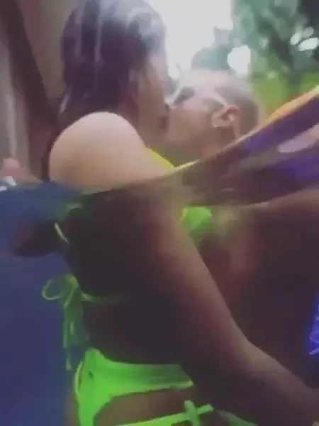 Sexo? Anitta e Lipe são flagrados em momento íntimo na piscina; vídeo - imagem 33437