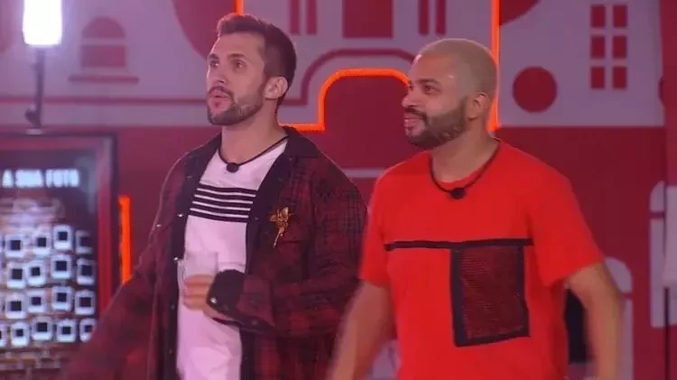 BBB21: Selinho triplo, DR e revelações íntimas agitam a festa - imagem 33412