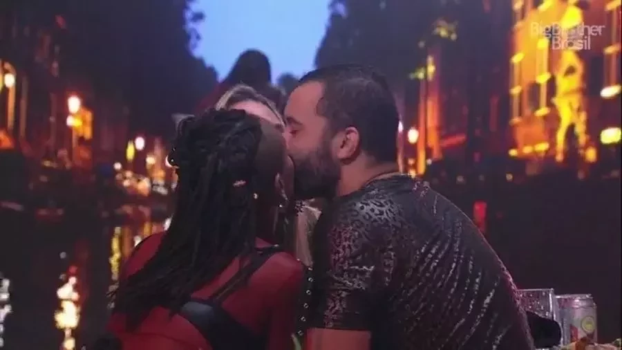 BBB21: Selinho triplo, DR e revelações íntimas agitam a festa - imagem 33408