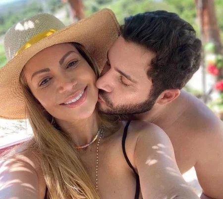 Solange Almeida revela que já fez sexo com namorado no ônibus da banda