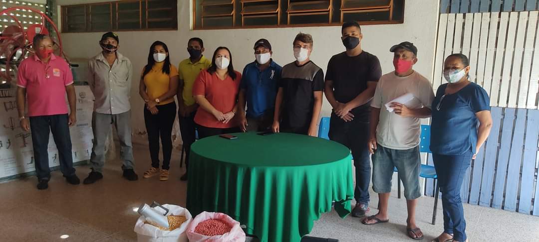 Prefeito João Luiz e deputada estadual Elisangela Moura entregam sementes para agricultures - Imagem 2