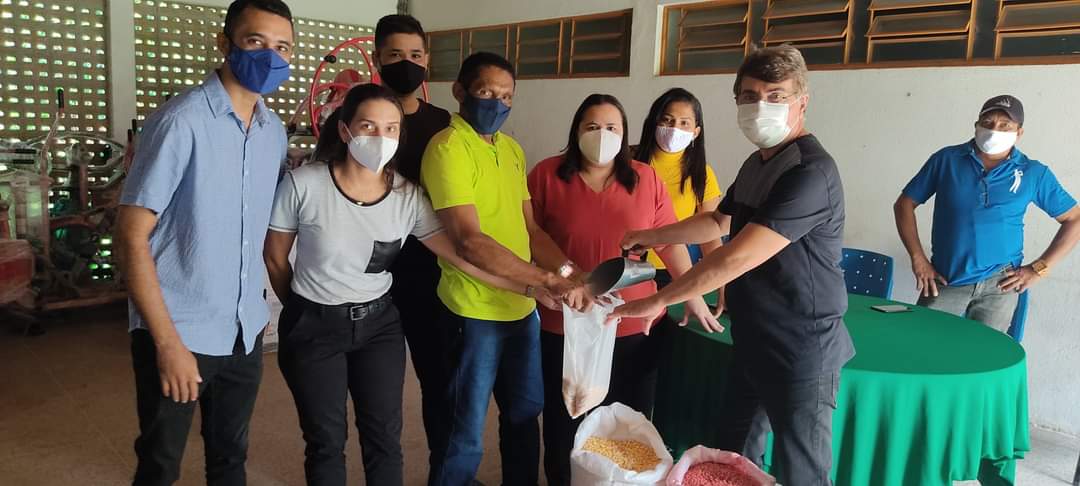 Prefeito João Luiz e deputada estadual Elisangela Moura entregam sementes para agricultures - Imagem 5