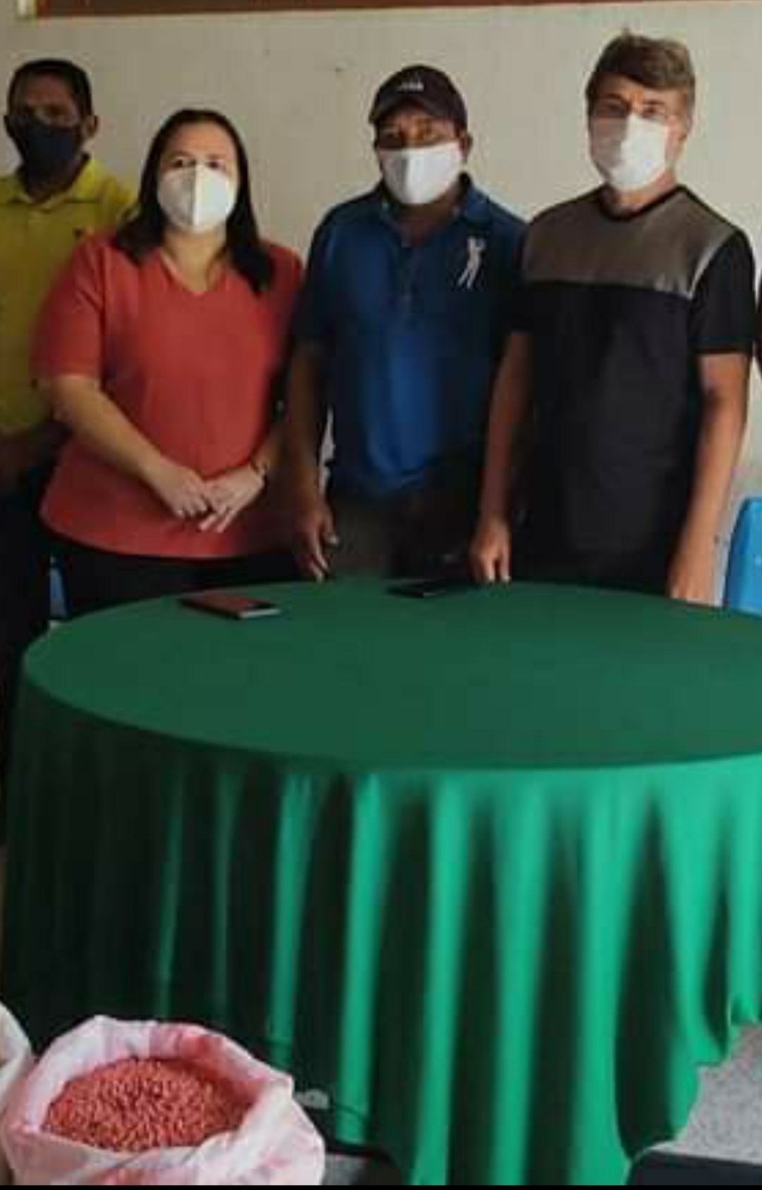 Prefeito João Luiz e deputada estadual Elisangela Moura entregam sementes para agricultures - Imagem 7