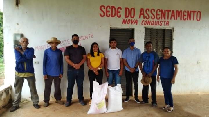 Prefeito João Luiz e deputada estadual Elisangela Moura entregam sementes para agricultures - Imagem 14