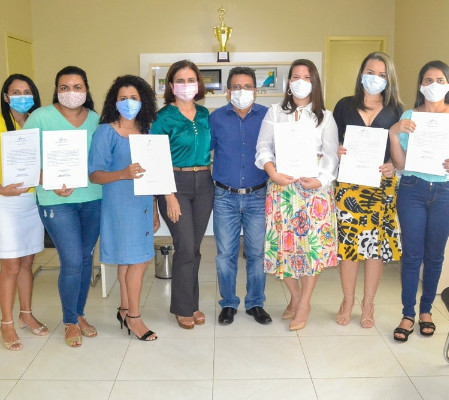 Prefeito Genival Bezerra empossa sete novos professores para Rede Municipal de Ensino