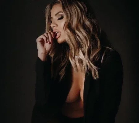 Lexa faz ensaio com fotos de topless para celebrar aniversário