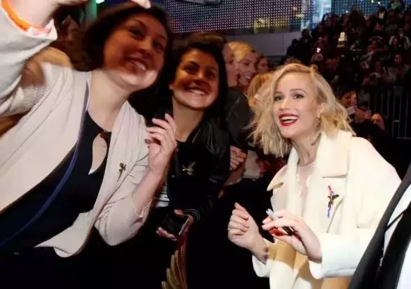 Sorriso forçado: Conheça os famosos que odeiam fazer selfies com fãs - imagem 33755